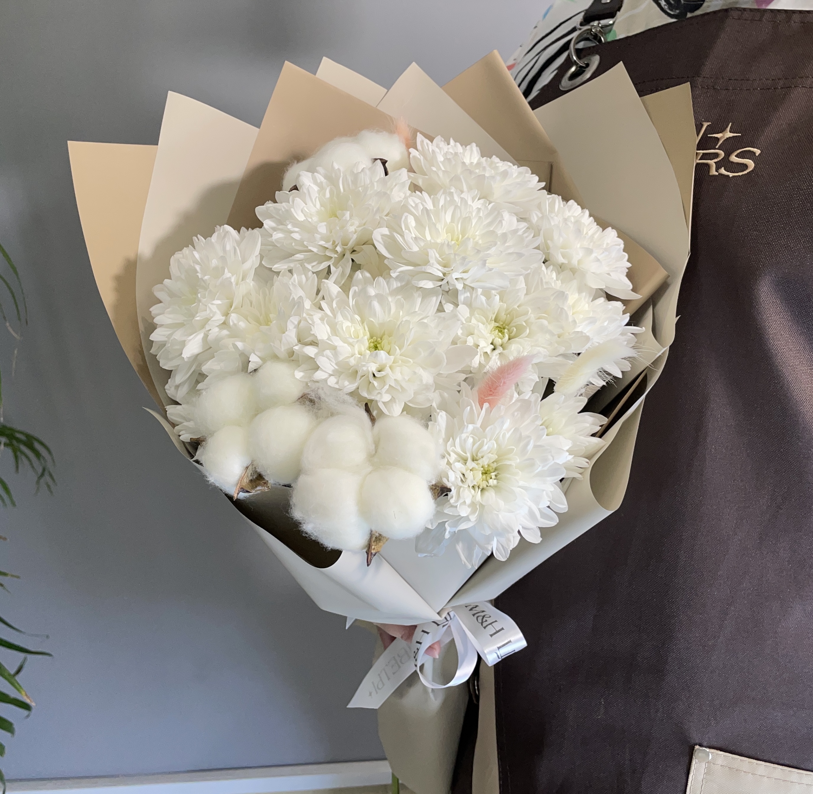 Букет из хризантем с хлопком